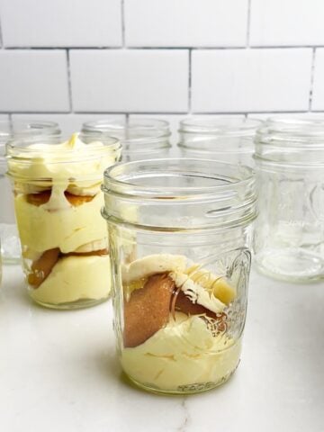 layer of pudding, vanilla wafers, and bananas in a mason jar.