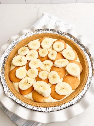 bananas and Nilla wafers layered over pudding in graham cracker crust.